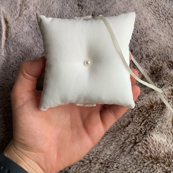 Gorgeous glass wedding ring box lace ring pillow - Picture 3 of 6